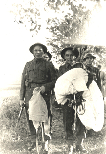 Soldiers with Schumann's parachute